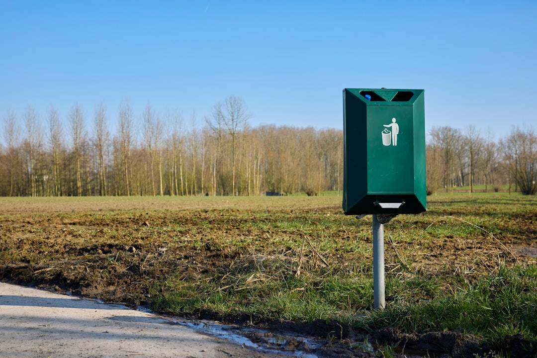 Dog Poop Container Outdoor Guide: Trash Cans That Actually Block Odors